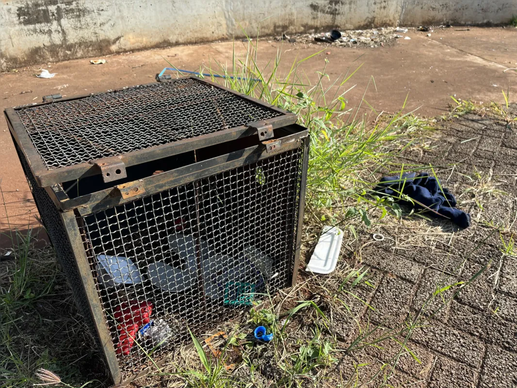 Gaiola onde ficava refletor foi violada e luzes e fiação furtados