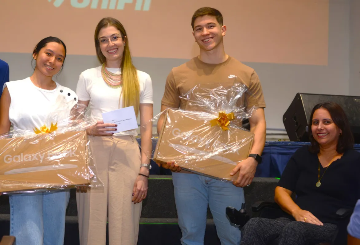 Jaine Yumi Sugiyama, Ellen Neves Meneghett, Gabriel Mitihiro e a coordenadora de Nutrição Lucievelyn Marrone