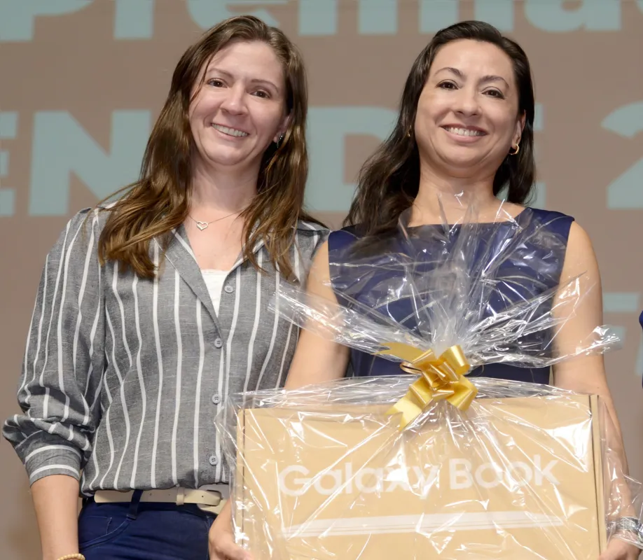Coordenadora de Medicina Veterinária, Karina Basso, e Sandra da Silva Gard