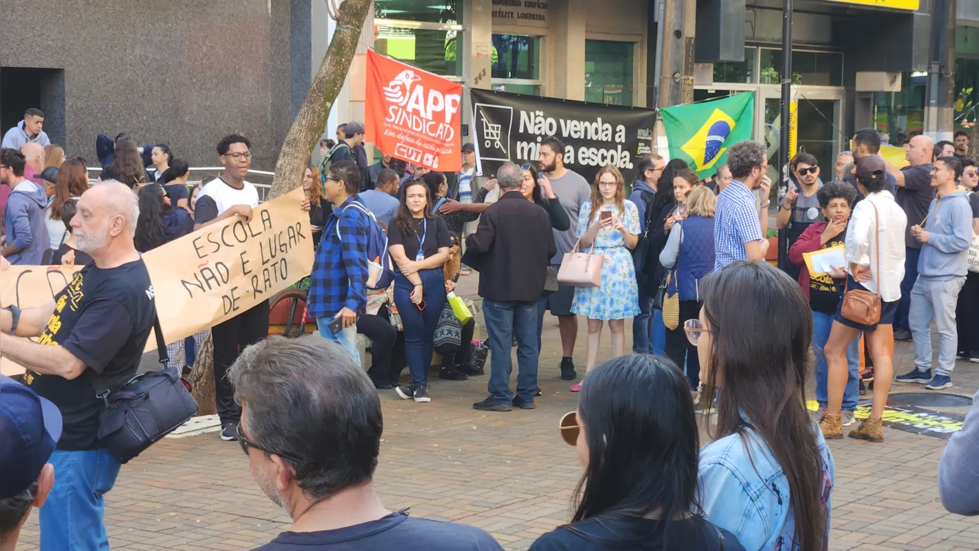Imagem ilustrativa da imagem Professores e alunos protestam contra aprovação de projeto na Alep