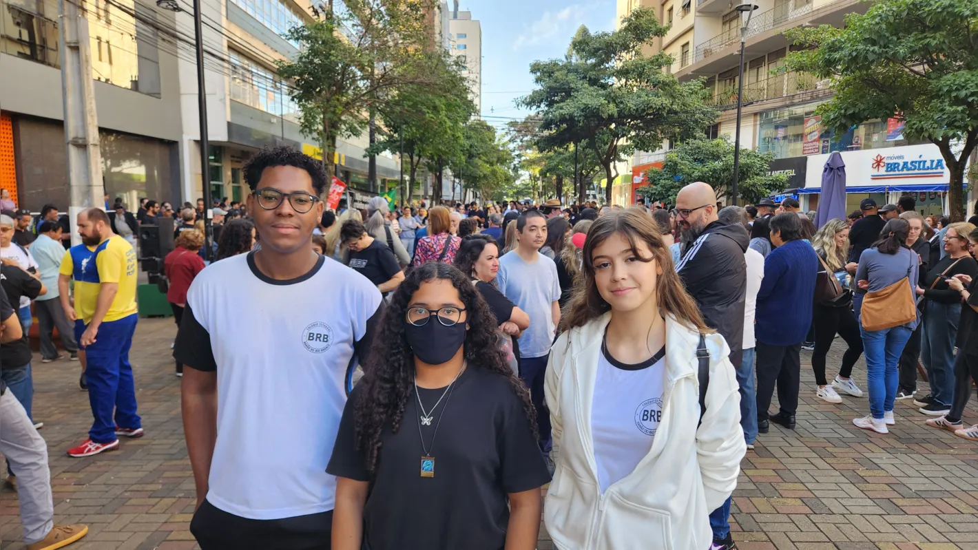 Estudantes Davi da Silva dos Santos, Bruno Mussere e Ana Luiza Carvalho