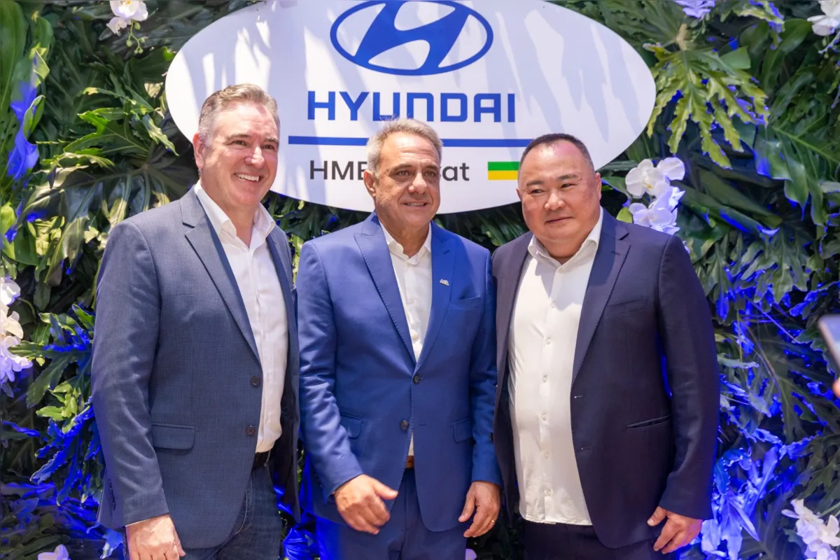 Os sócios da Hyundai Lovat com o presidente da Acil, Angelo Pamplona