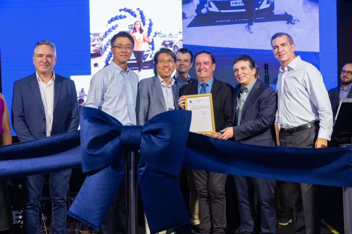 Luiz Fernando de Toffol, Sangyeol Bae, diretor-executivo da Mobis, Jungsang Kim, do Banco Hyundai, vereador Ailton Nantes, presidente Airton Cousseau e o vice-presidente da Hyundai Angel Martinez