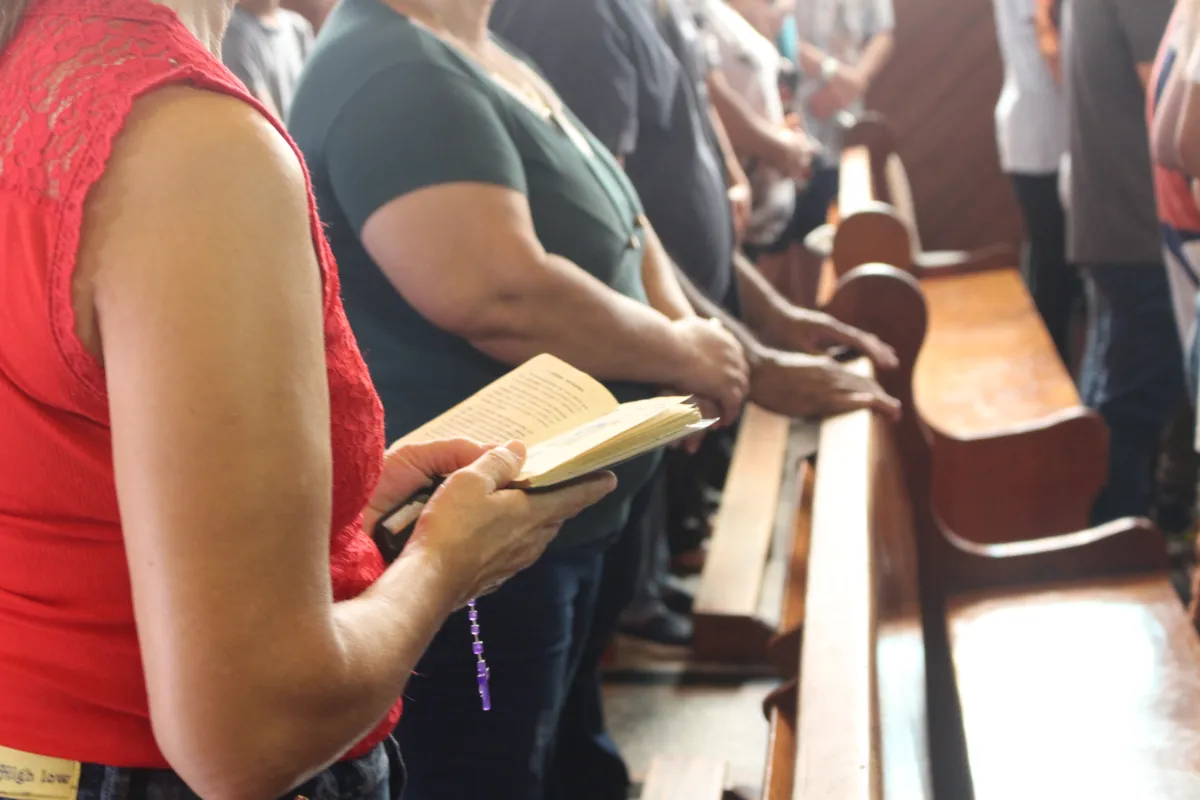 Fiéis acompanharam a celebração com suas carteiras de trabalho em mãos