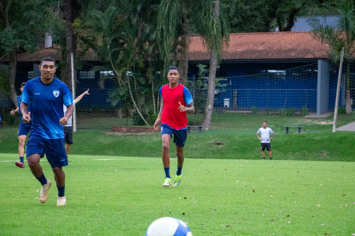 Caio Roque vai brigar por vaga na lateral com Maurício, um dos destaques do Londrina até aqui na Série C