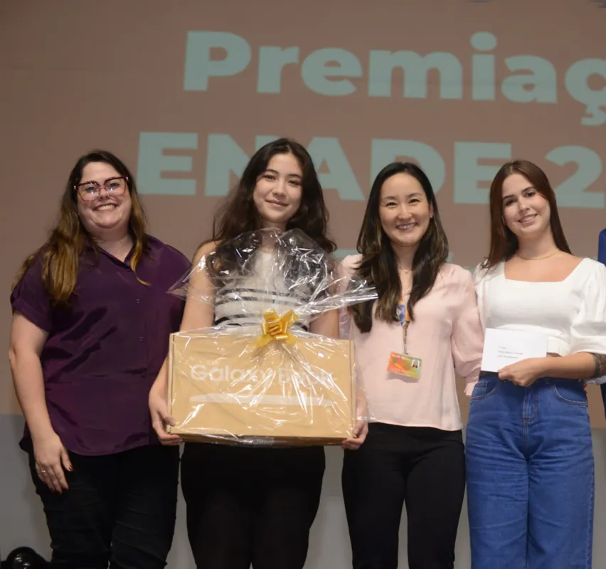 Biomedicina: pró-reitora de Graduação Anelise Franciosi, Sara Mayumi Suzuki, coordenadora Andressa Niwa e Heloísa Belieiro Tondinelli