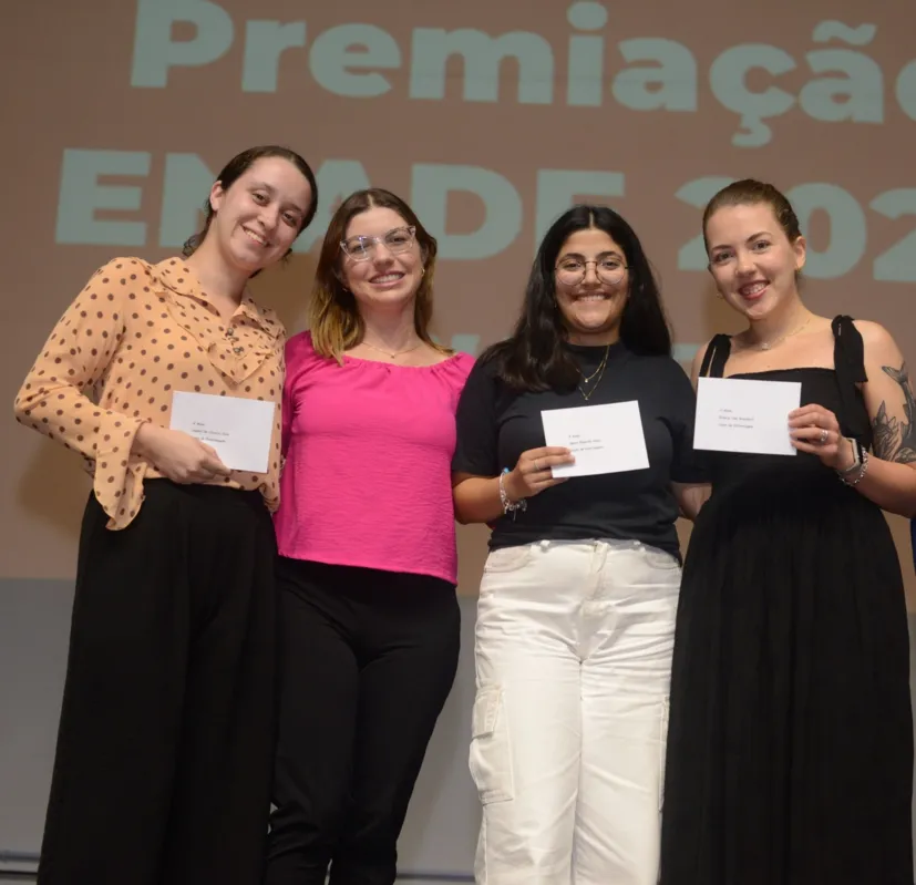 Enfermagem: Rebeca Ote Wiechert, coordenadora Michelle Cordeiro de Souza, Maria Eduarda Alves e Suellen de Oliveira Dias