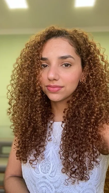 A cabeleireira Lívia Reineke se interessou pela profissão na sua adolescência, quando trabalhava como recepcionista em um salão especializado em cachos