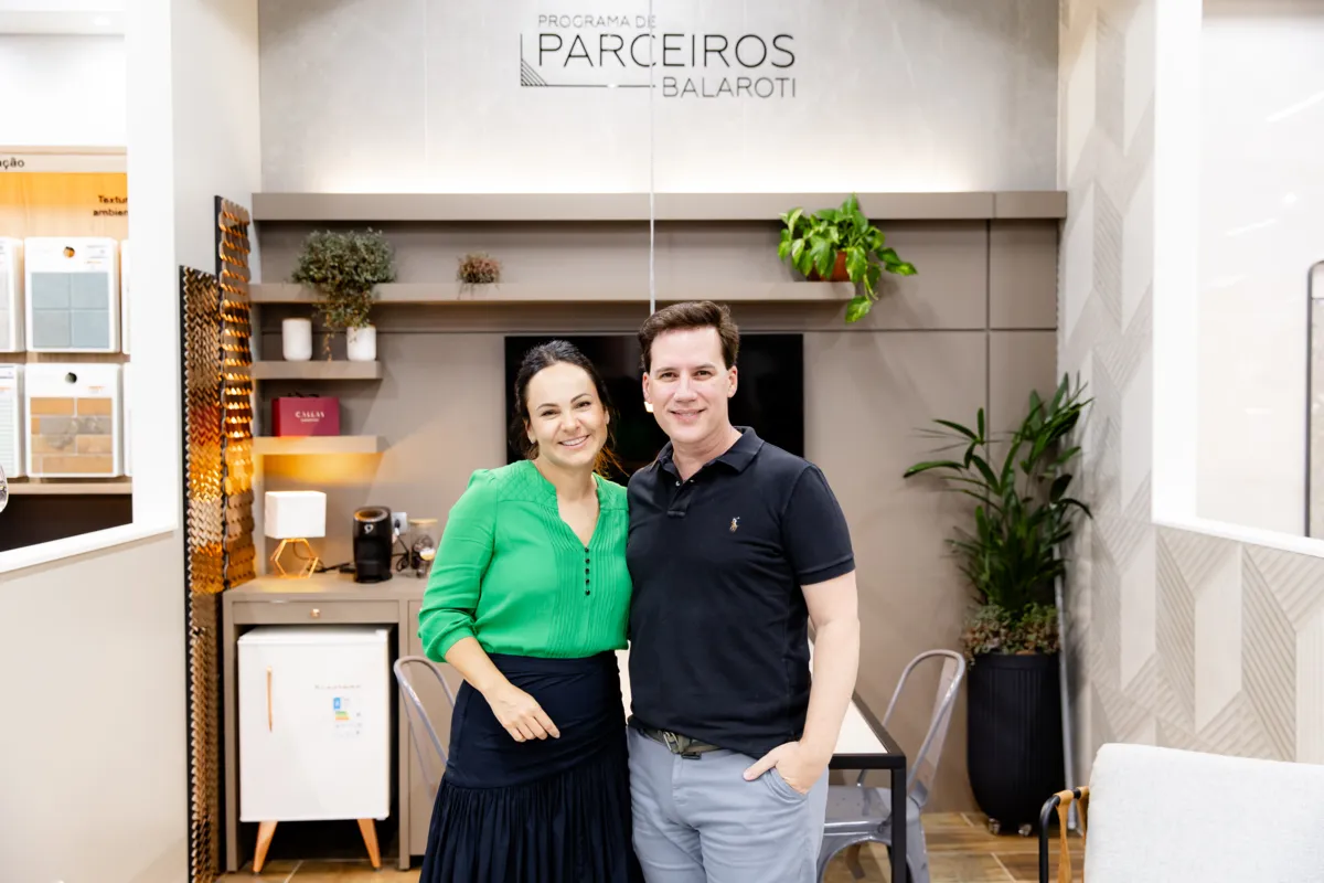 A arquiteta e influenciadora Patricia Pomerantzeff, da Doma Arquitetura, com o arquiteto Ricardo Grangera