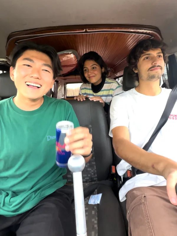 Integrantes da equipe "Rad Bulls". Da esquerda para a direita, Flavio Akira Tsukamoto, Mariana Klug Vieira Marins de Souza e Paulo Henrique Prizybicien de Medeiros