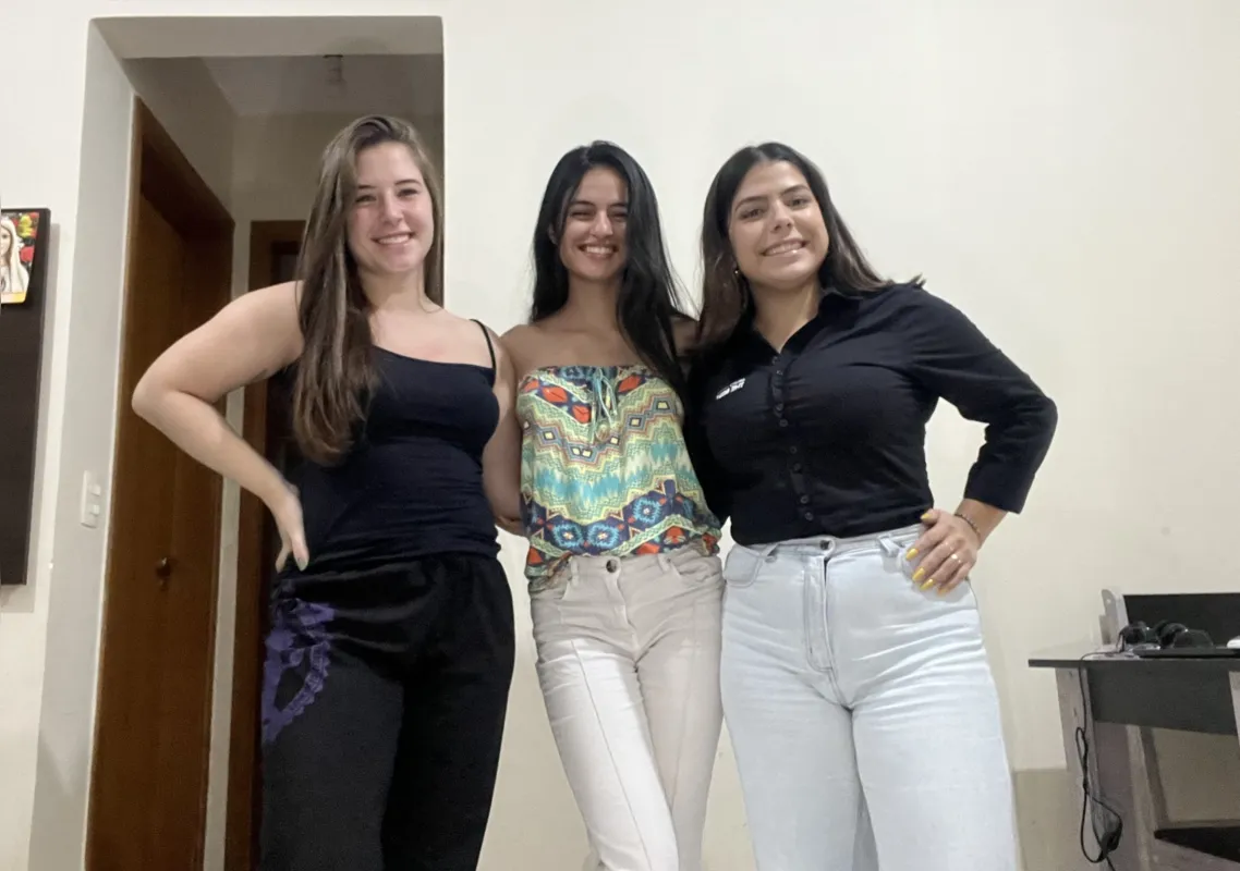 Da esquerda para a direita, Giulia Baptistella Bruno, Lívia Lopes Miranda e Manoelly Ferreira Meneguetti