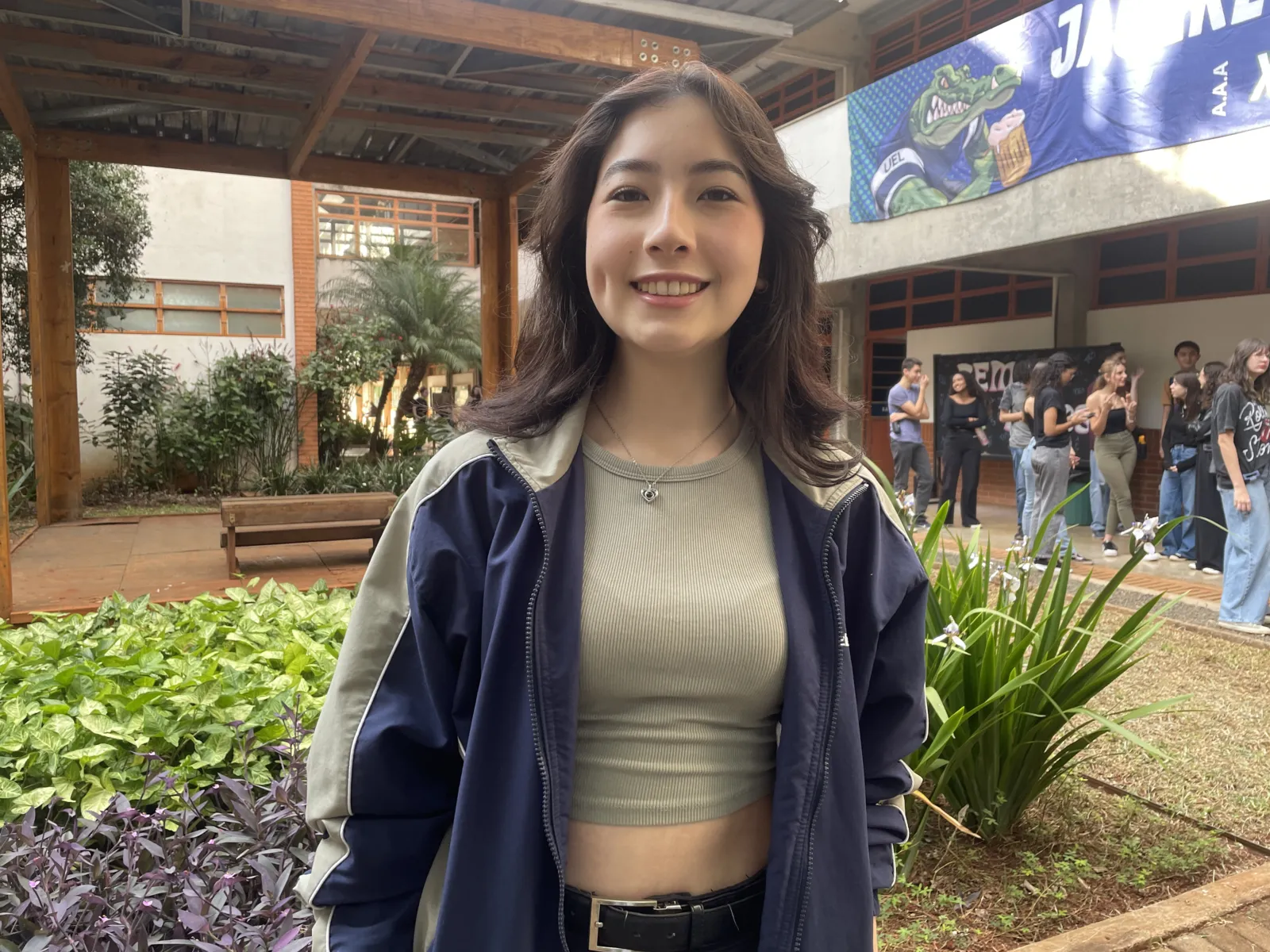 “Eu estava um pouco tímida, mas acabei fazendo algumas amizades e está tudo bem agora"”, afirma Júlia Furusato