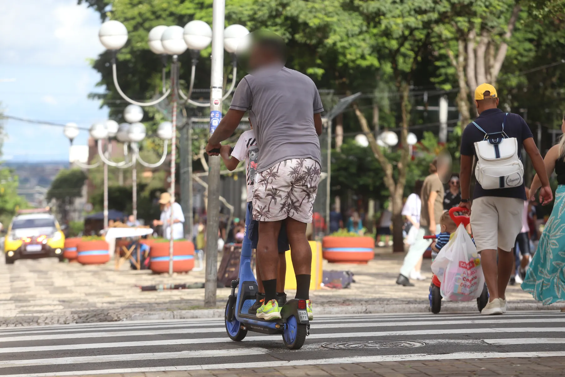 Utilizar o patinete em dupla contraria as regras, como veículo de micromobilidade ele foi desenvolvido para suportar só uma pessoa em deslocamento