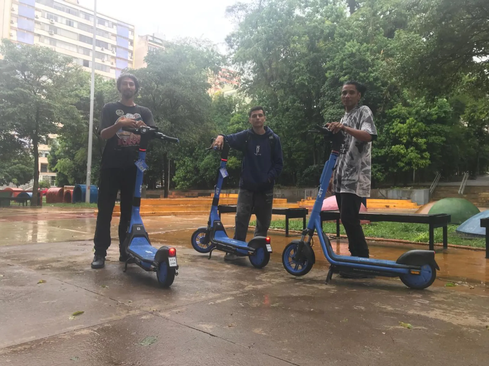 Wellington Gonçalves, primeiro à esquerda, da equipe que cuida dos patinetes em Londrina, alerta sobre a infração às regras: "muitas pessoas concordam com os termos de uso, mas não cumprem"