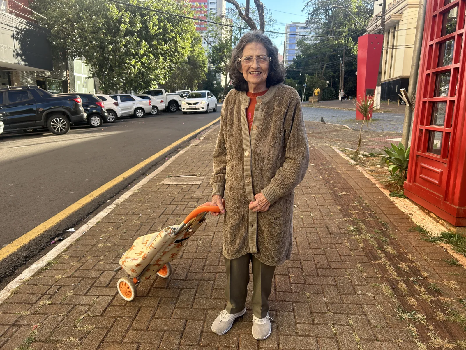 Sra. Ziza Ogata indo fazer as compras