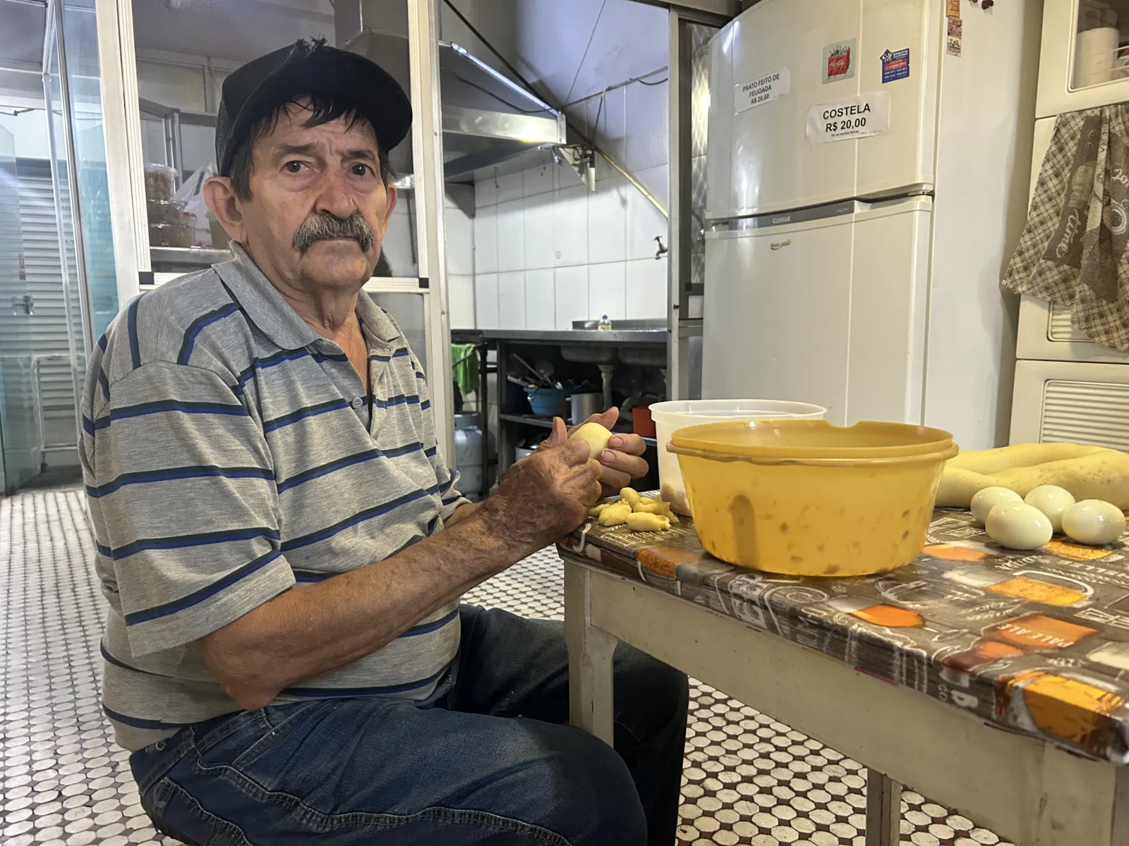 Sr. Jaime Mendes Gomes fazendo coxinha no “Bar do Jaime”
