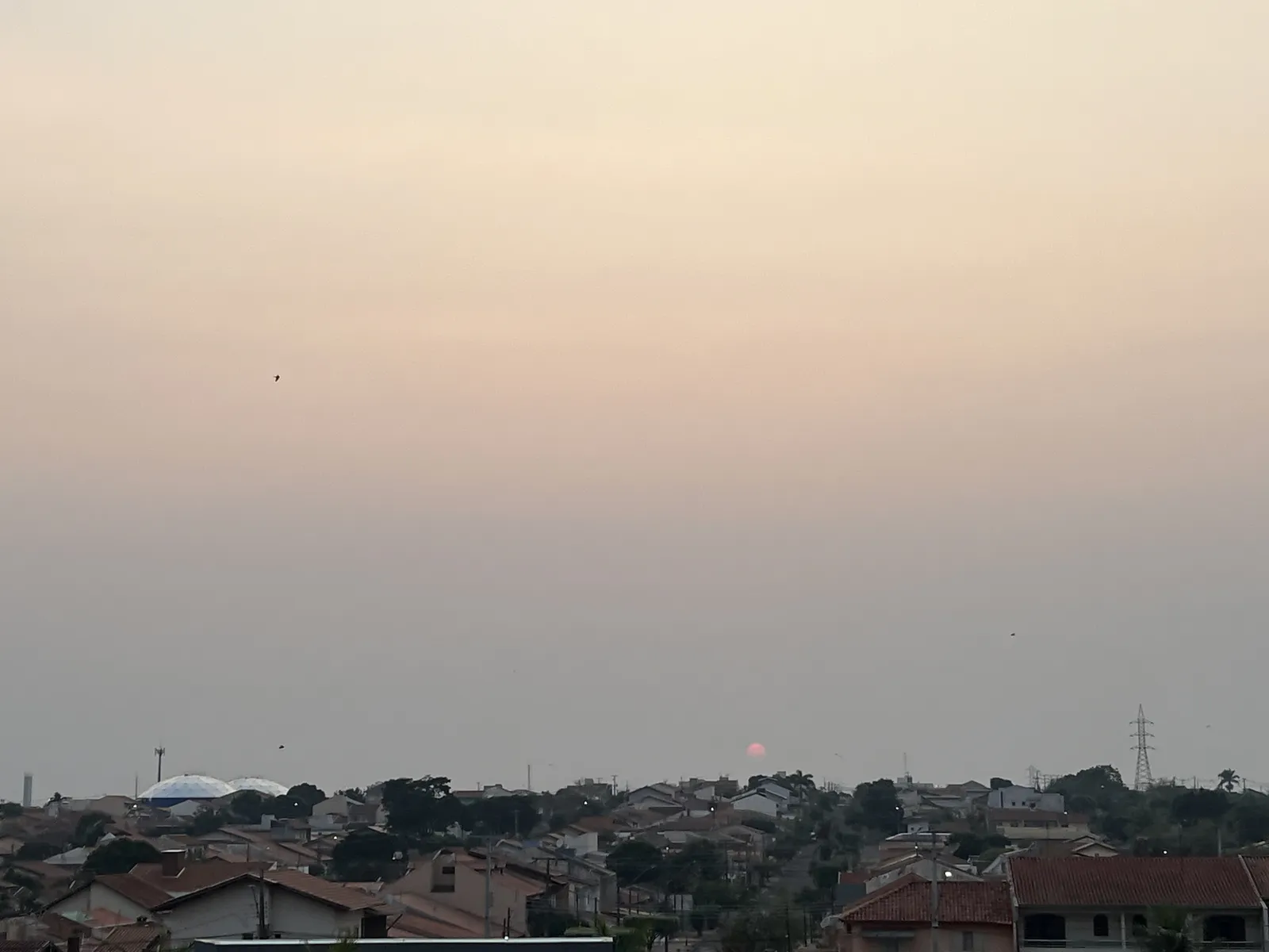 Céu está acinzentado e até o sol tem ficado encoberto por nevoeiro de fuligem