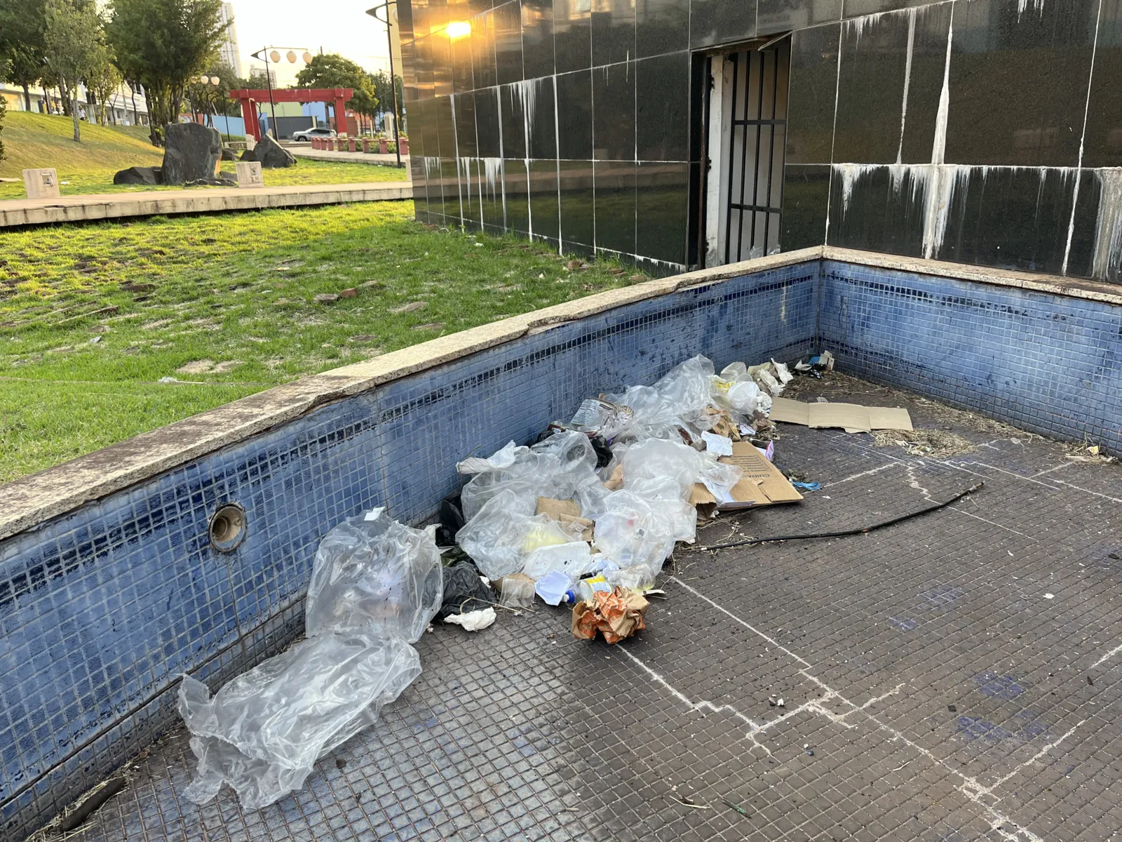 Pela praça é possível encontrar embalagens, cobertor e fezes
