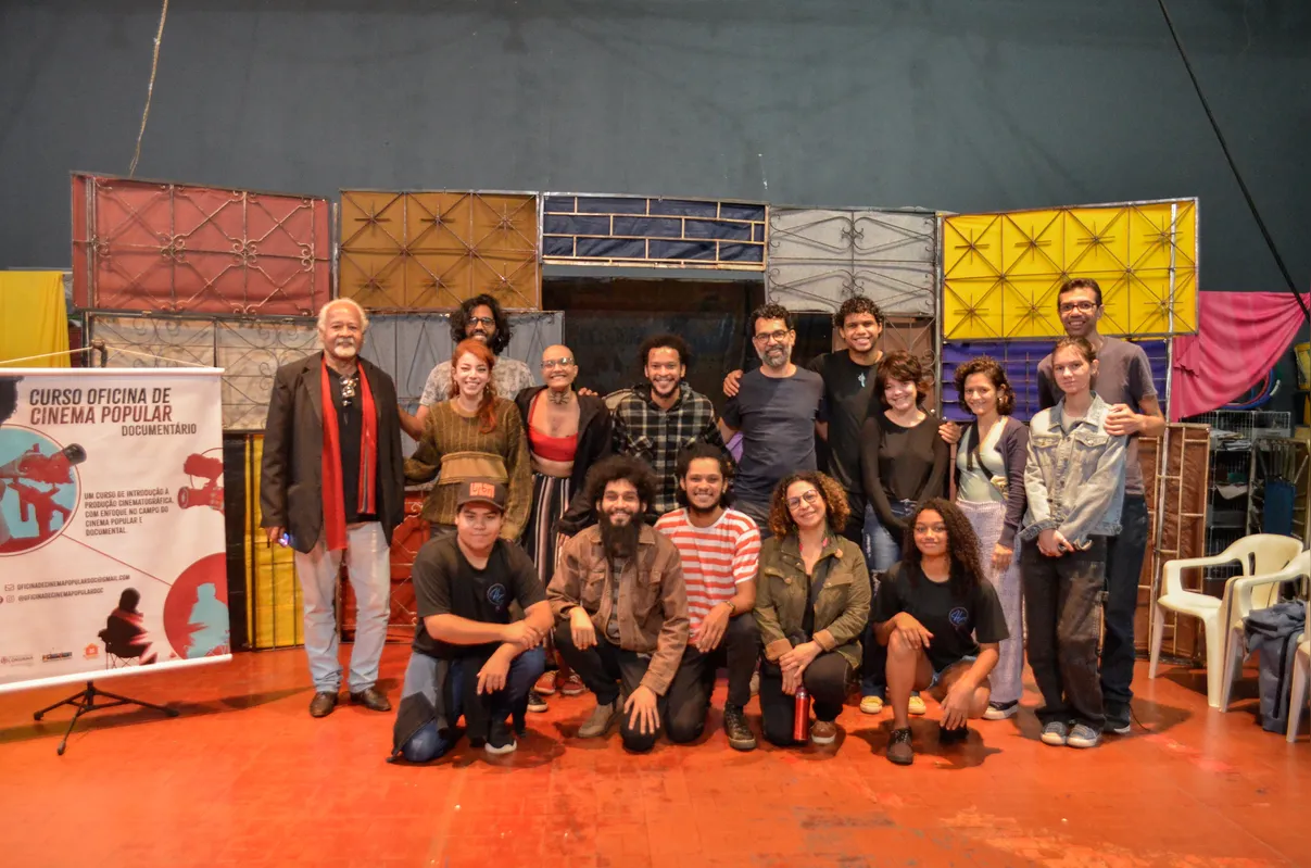 Ari Cândido Fernandes com os integrantes do Cocine (Coletivo de Cinema Negro de Londrina) na primeira edição da Mostra, realizada em 2023