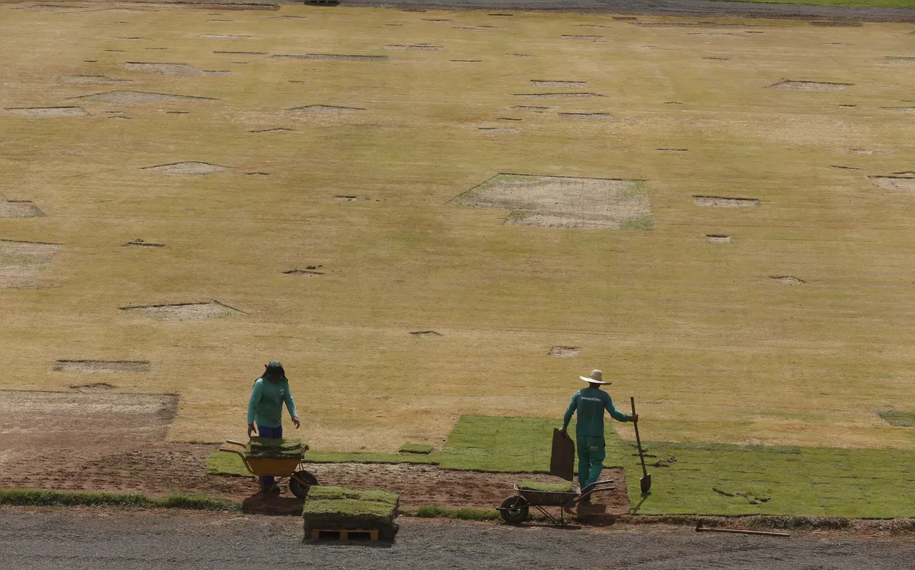 06 de janeiro de 2024 - Estádio do Café está recebendo ajustes na reta final antes da estreia do LEC no Campeonato Paranaense. FEL corre para deixar o gramado em condições, além de promover melhorias na iluminação, banheiros e bares