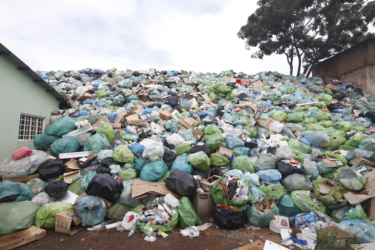 17 de fevereiro de 2024 - Coleta seletiva enfrenta crise em Londrina. O baixo preço de parte do que é coletado e a falta de garantia de comercialização colocam o sistema à prova. Cooperativas estão com barracões lotados e moradores têm estocado materiais em casa
