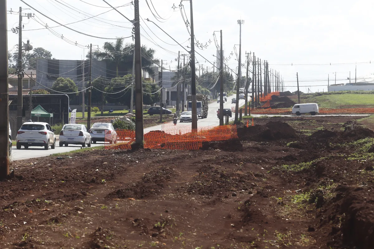 12 de março de 2024 - Após um mês de paralisação, a duplicação da avenida Saul Elkind será retomada. Rompimento de tubulação da Sanepar atrasou a obra. Investimento é de R$ 5,9 milhões