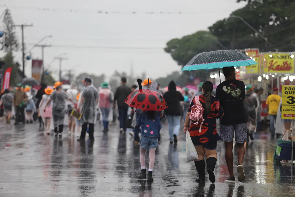 15 de abril de 2024 - Nem a chuva deste domingo desanimou o público de conferir o último dia de programação da ExpoLondrina 2024. A grande atração do encerramento do evento foi o show da cantora Ana Castela