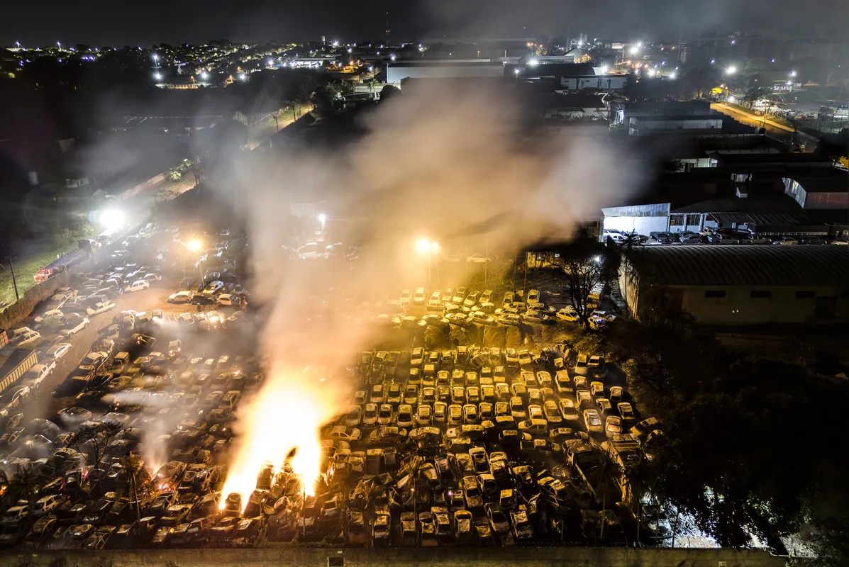 14 de junho de 2024 - Um incêndio de grandes proporções atingiu o pátio da Polícia Civil na zona oeste de Londrina. A estimativa do Corpo de Bombeiros é que de 800 a mil veículos tenham sido atingidos. Ninguém ficou ferido