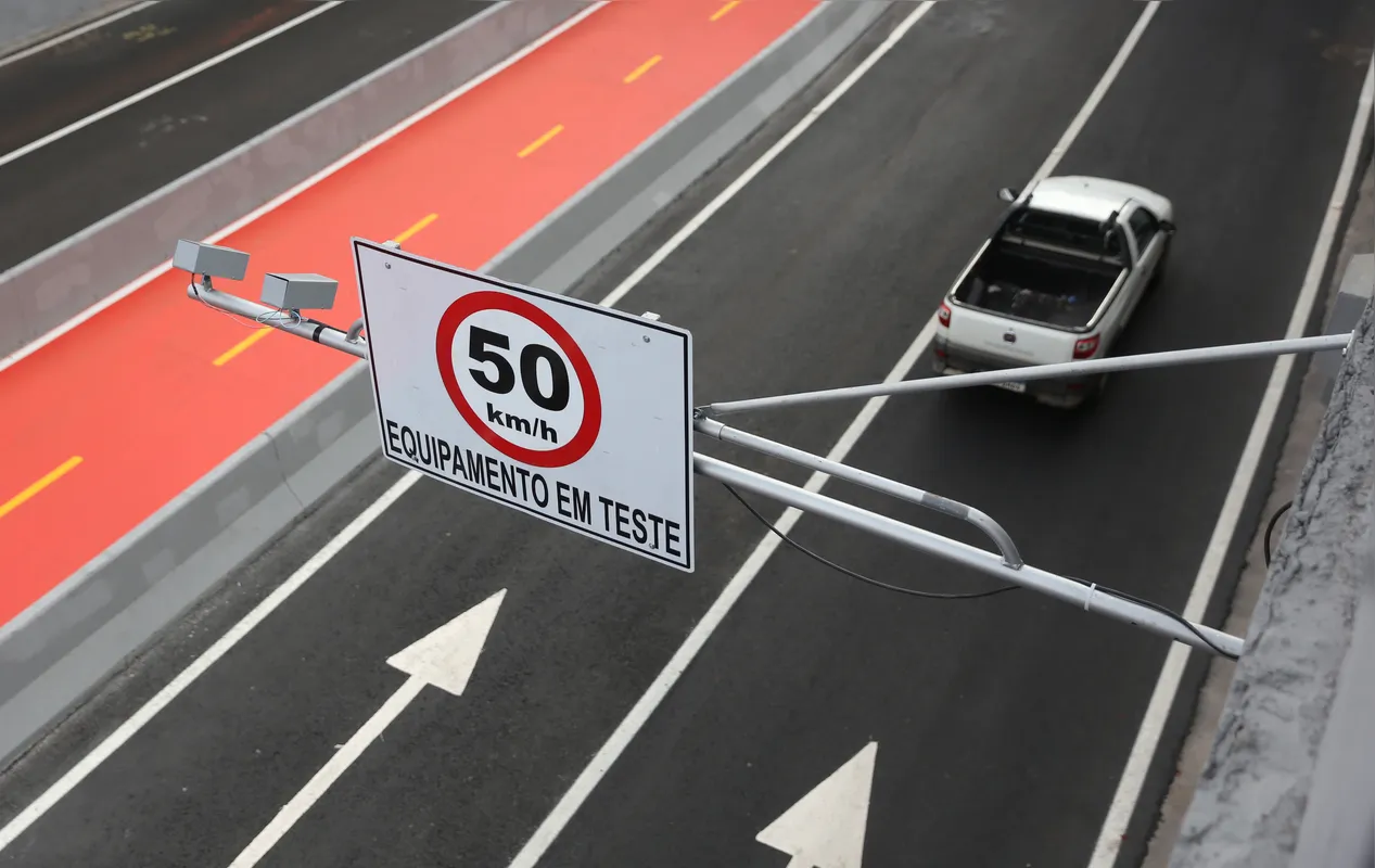 16 de julho de 2024 - CMTU instala radares no túnel da trincheira das avenidas Leste-Oeste e Rio Branco. Equipamentos monitoram o comportamento dos motoristas por dois meses