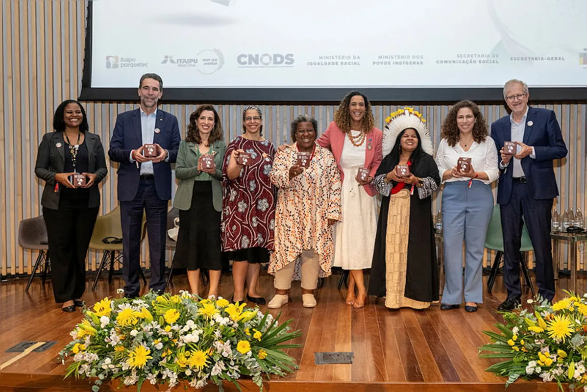 Itaipu no G20 Social, no Rio de Janeiro, ao lado de ministro e ministras