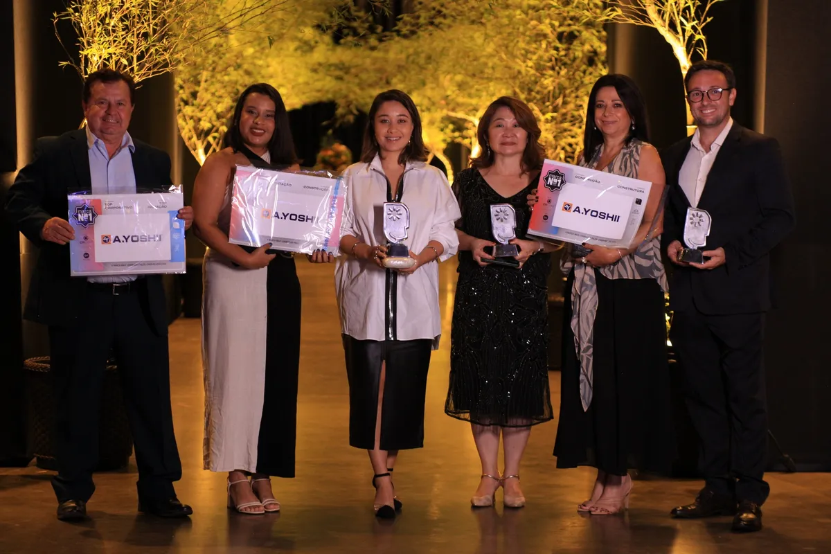 Ana Carolina Yoshii entre Aparecido Siqueira, Fernanda Teixeira, Eliane Nogiri, Simone Barnabé e Pedro Mota: noite de muitas conquistas para a A.Yoshii, a construtora mais lembrada