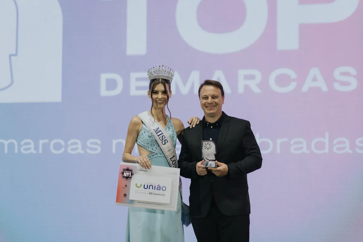Gerente regional do Consórcio União, Rafael Carraro recebeu o prêmio da Miss Universe Londrina 2024, Natalia Zundt
