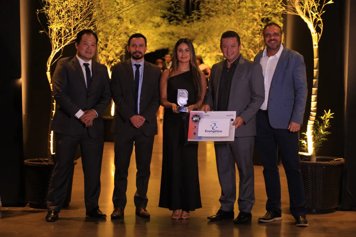 Diretora do Hospital Evangélico de Londrina, Noemi Garcia Moraes e a equipe do Hospital comemoraram mais uma conquista, no prêmio Top de Marcas