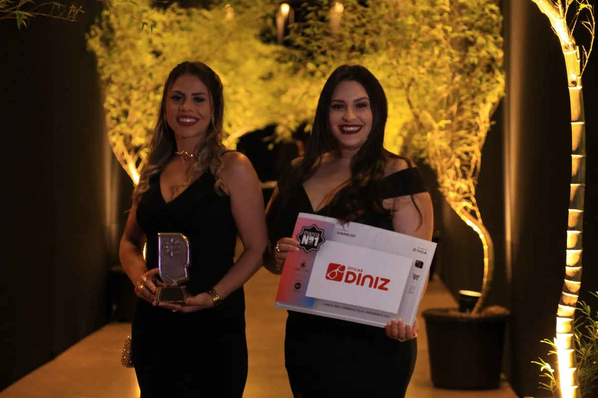Fernanda Fernandes e Cristiane Klen, representando as Óticas Diniz