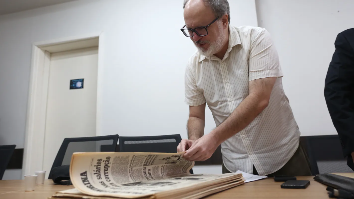 O diretor José Eduardo Belmonte conferindo exemplares da FOLHA sobre a cobertura do assalto: "Na memória coletiva há um sentimento de identidade e isso me encantou nesta história absurda, mas que aconteceu"