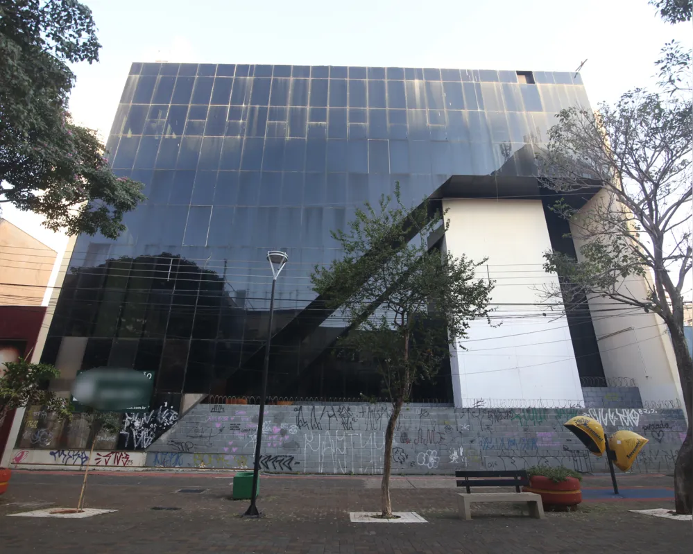 O prédio onde funcionava a antiga agência do Banestado, no Calçadão, será reformado para as locações do filme com as características da época