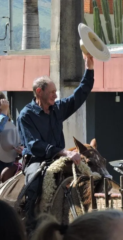 Pecuarista Eurípedes Gaudêncio foi homenageado durante a cavalgada