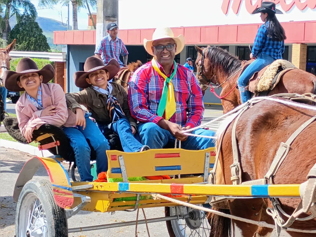 Eber Geraldo Ribeiro, 44 anos, com a família na Cavalgada
