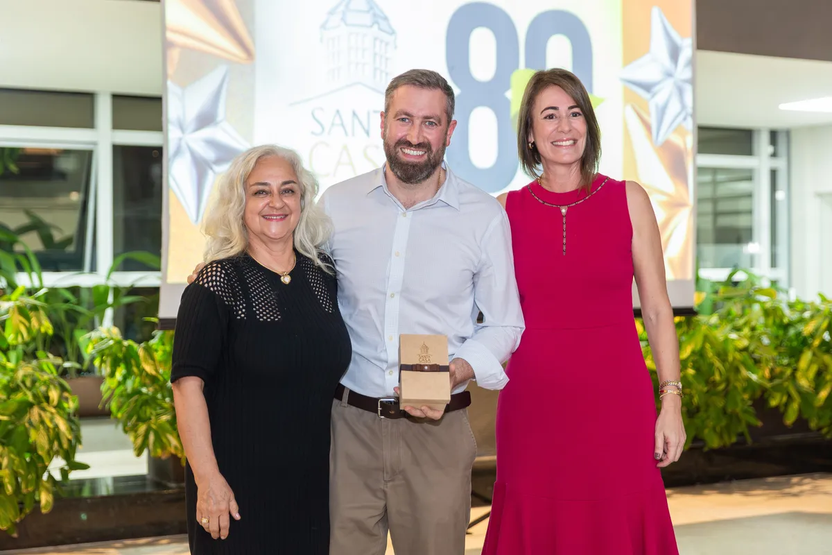 A provedora da Santa Casa, Maria Josefa Yabe, o neurocirurgião Marcelo Haddad e a anfitriã Ana Paula Cantelmo Luz.