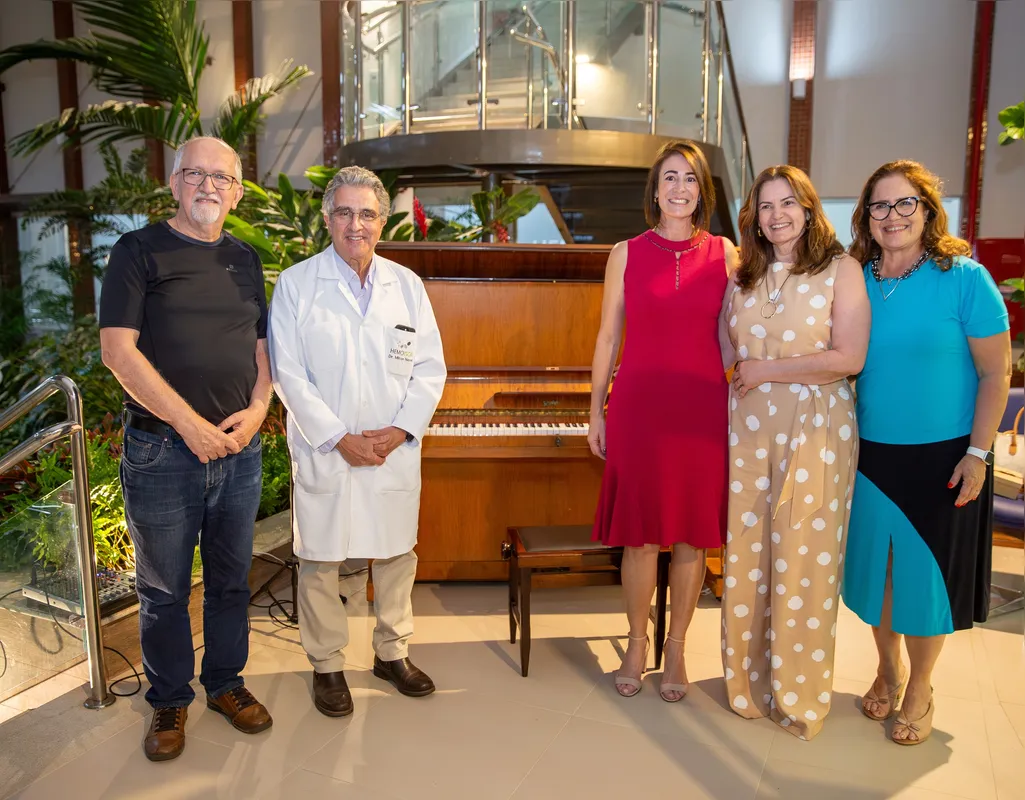 O oftalmologista William Procópio , o chefe da Hemoiscal, Dr. Milton Neves,a superintendente da Santa Casa, Ana Paula Cantelmo Luz ,a gestora do Serviço de Hemodinâmica, Angélica Caproni e a presidente da AML, Rosana Nechar