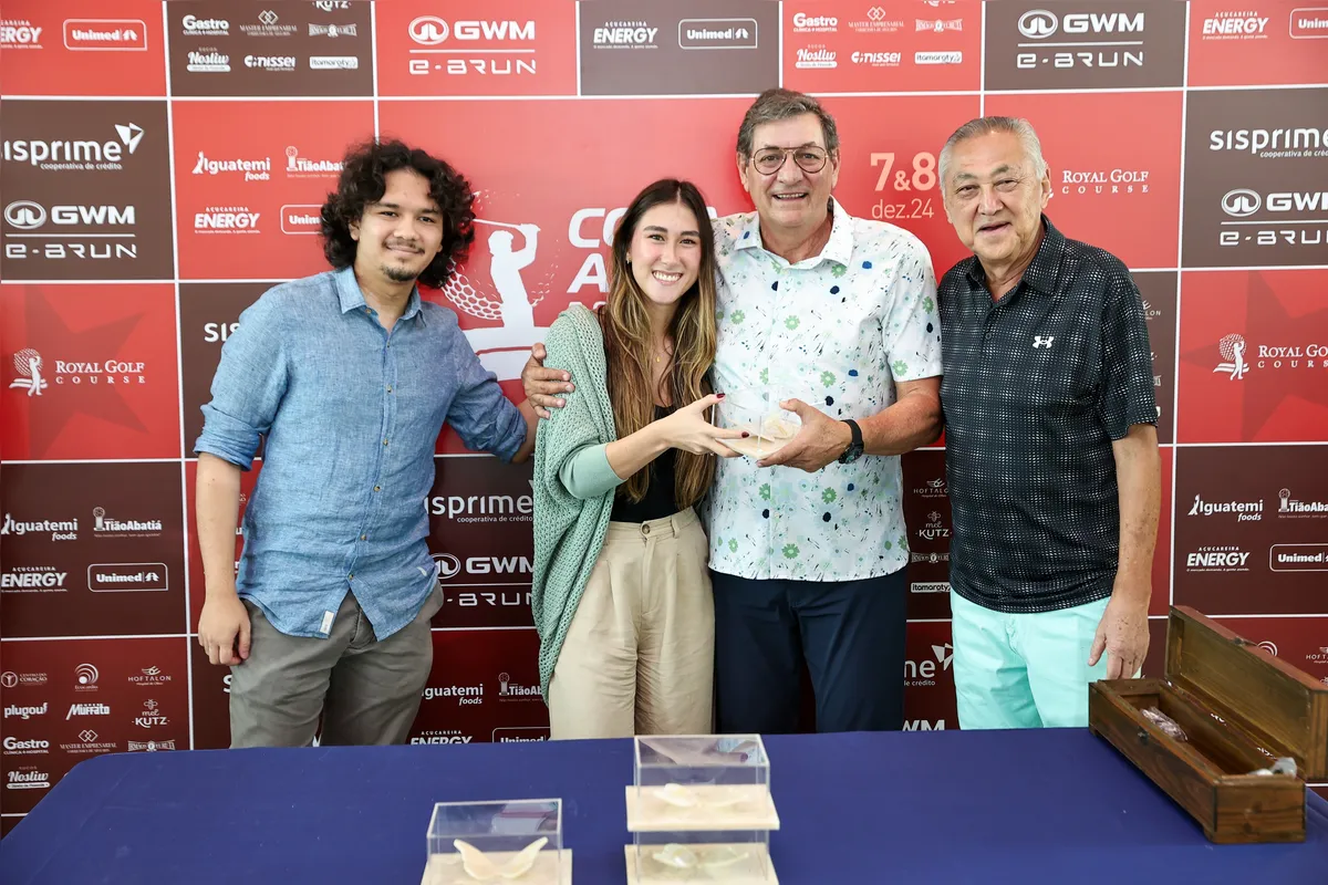 Leonardo Miguita e Gabriela Miguita e o avô Miguita entregaram presente para Cizo (Odracir Gonçalves) o outro aniversariante do dia