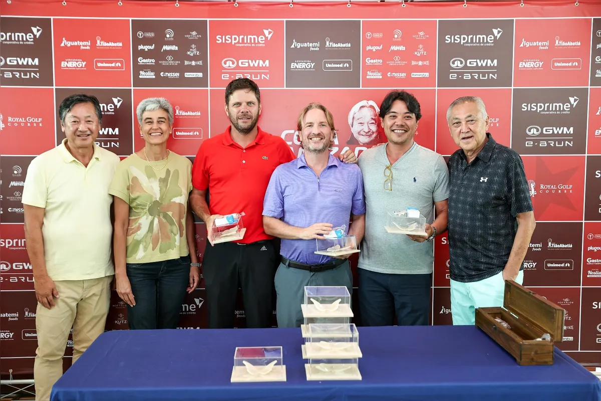 Entrega de prêmios aos campeões do torneio de trincas: Rodolfo Fuganti, Don Kennedy e Fernando Carrara no centro e os diretores do Royal Golf, Milton Ogawa, Denise Scarpin e Luis Carlos Miguita.