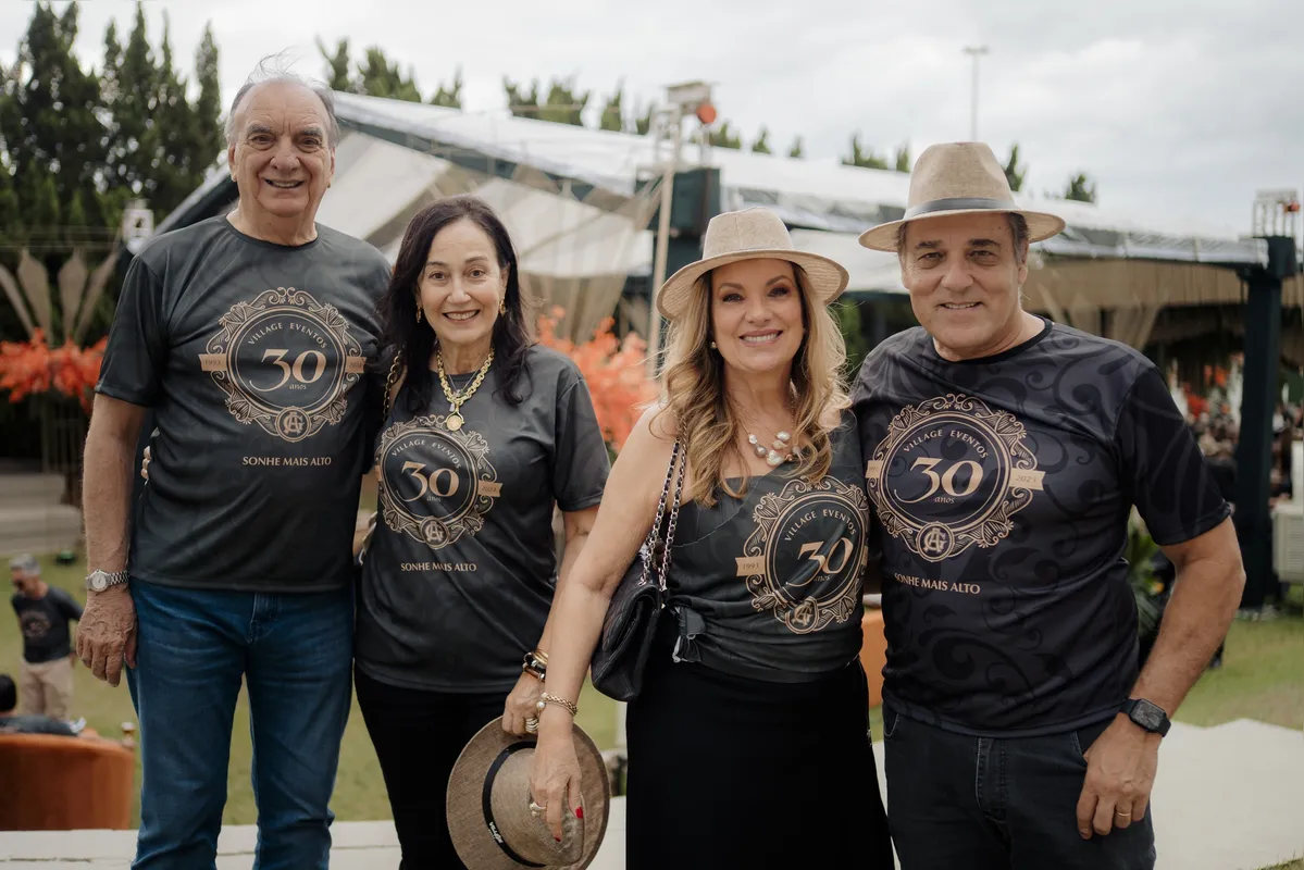 Os festejados casais Lenita e Weber Arruda Leite, Paula e Abílio Medeiros
