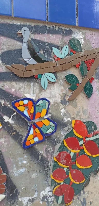 Flores, gatos, peixes, borboletas e até pombos compõem o portifólio de Rosane Fernandes Araújo que cria mosaicos há 12 anos