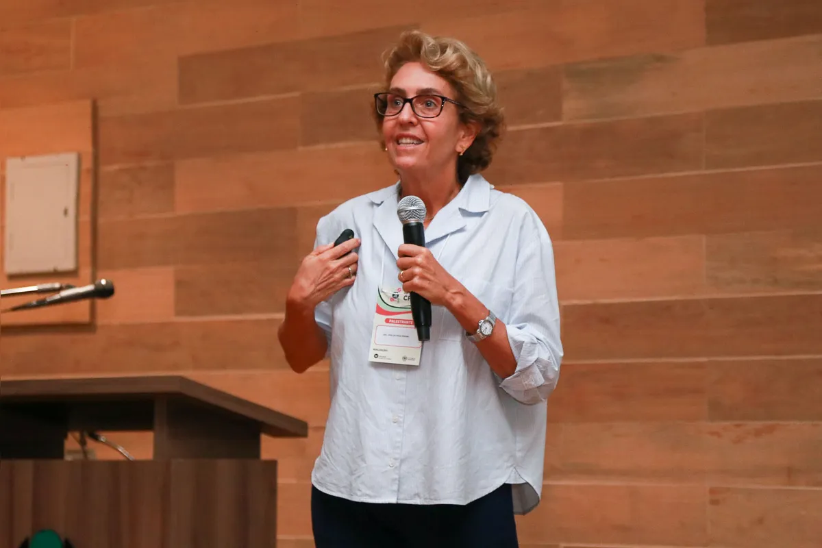 Lygia da Veiga Pereira, que lidera projeto da USP de sequenciamento de genoma de milhares de brasileiros, palestrou em evento este mês na UEL