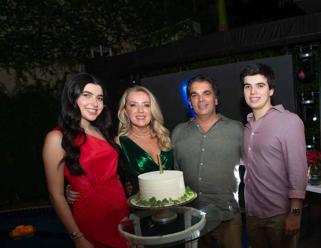 A aniversariante em família: com os filhos, Maria Luiza e Antônio, e o marido, Álvaro Mello Peixoto
