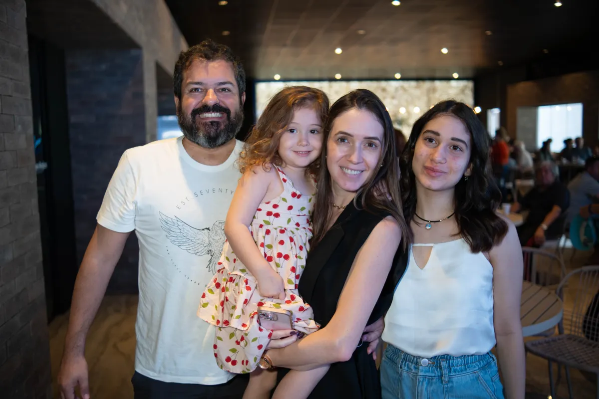 Leandro Brueno, Carla Rivaroli, Gabriela Rivaroli Bueno e Heloísa Padovan