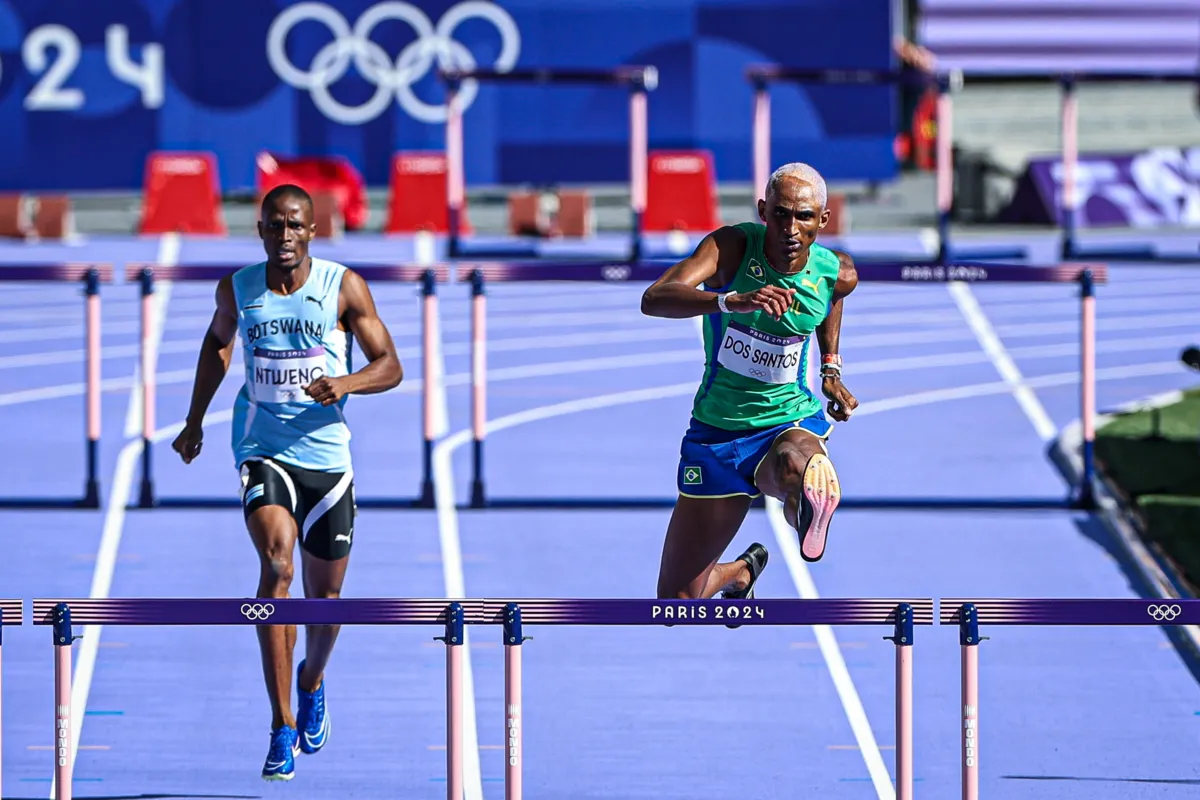 Alison dos Santos "Piu" na disputa das eliminatórias dos 400 metros com barreira