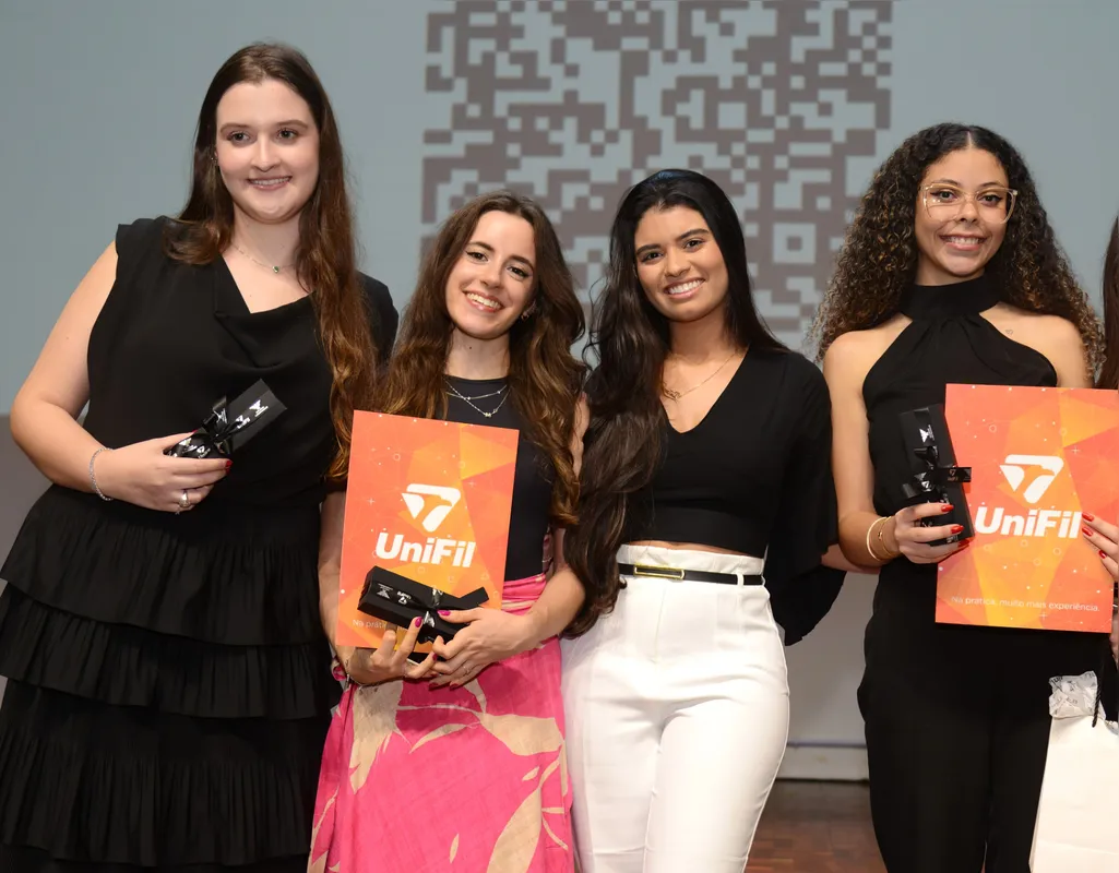 As amigas Giovanna Baraldi Bonacin, Maria Eugênia Zanchi Canezin (4º ano), Ana Alice Saturnino de Lima e Layla Maria Silva Borges (4º ano): êxito no exame da OAB antes de concluir a graduação