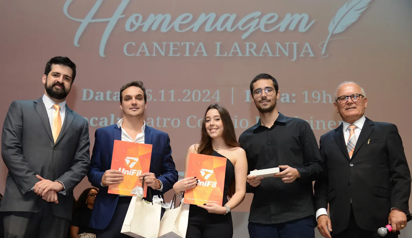Thiago Giazzi (coordenador de Direito) eo reitor Eleazar Ferreira com alunos que alcançaram maiores notas: André Souza Casado (2º lugar), Isadora Sales Ruas Teixeira (3o lugar) e Lucas Giovani dos Santos Mazzini (1º lugar com honraria Caneta Laranja)